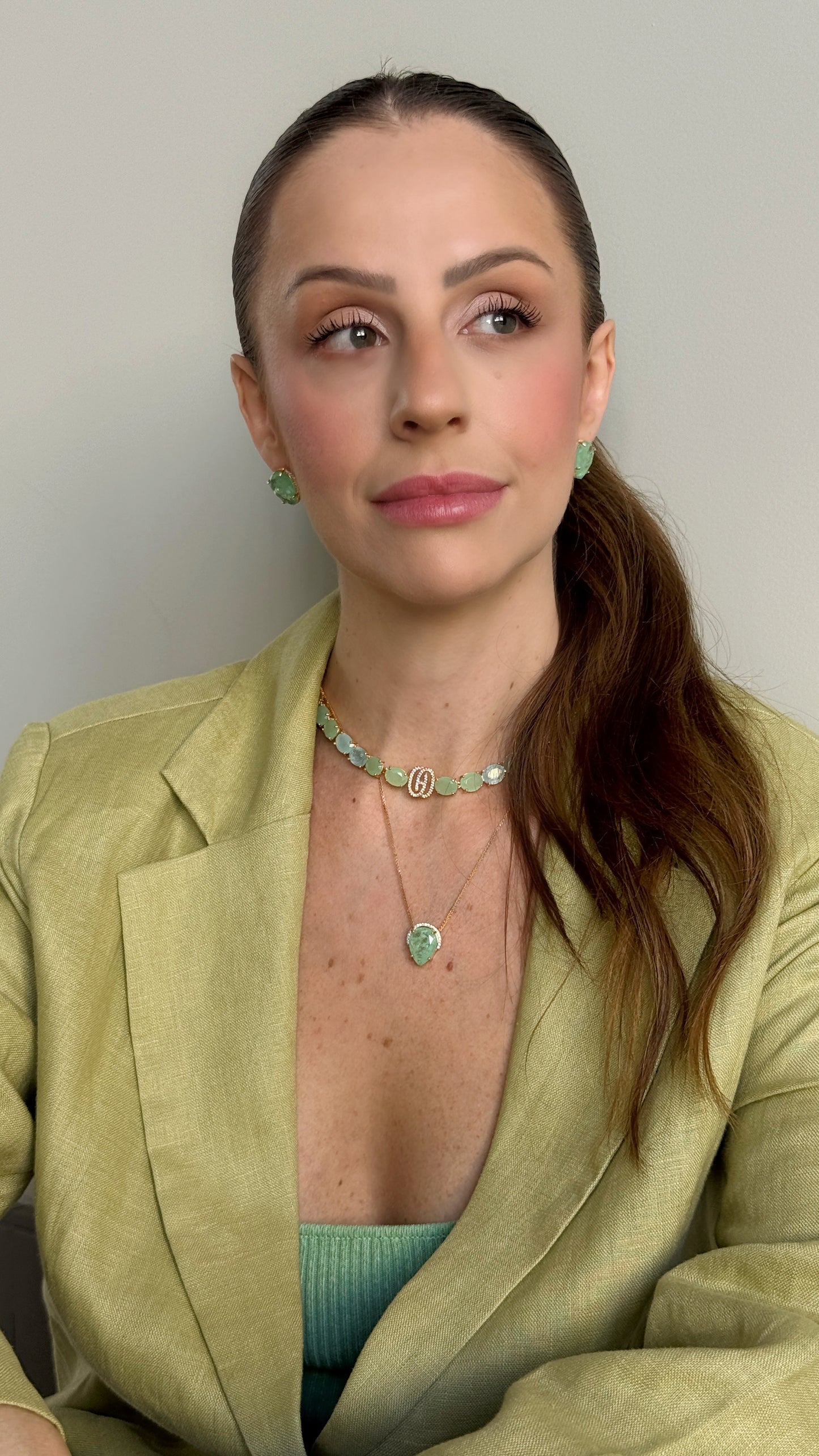 Colar com pedras fusion verde e azul