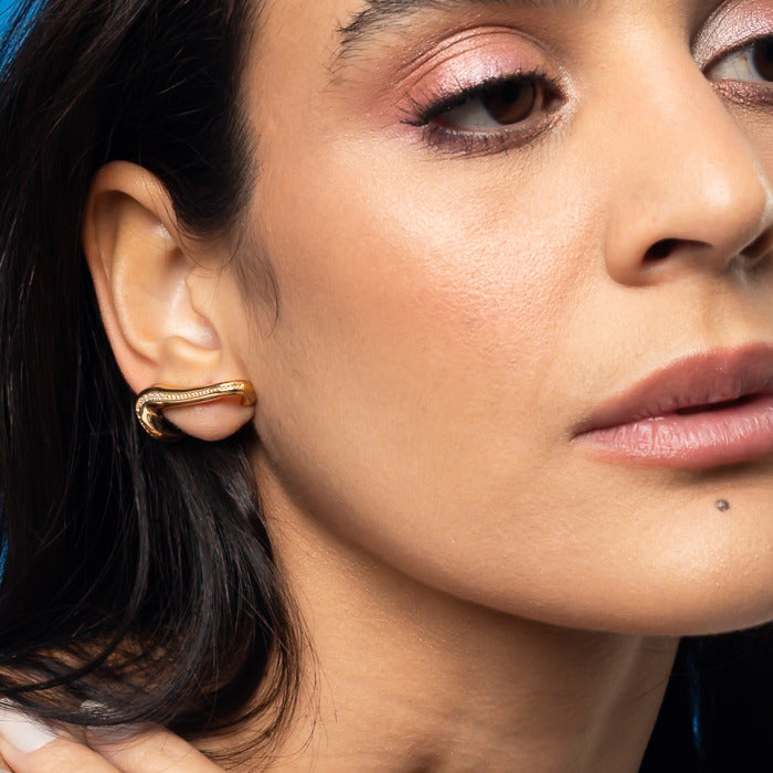 Ear Hook Dourado com Zircônias Anatômico Moderno Minimalista