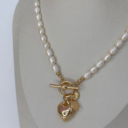 COLAR PEROLAS BARROCAS COM CORAÇÃO E FECHO BANHADO A OURO 18K