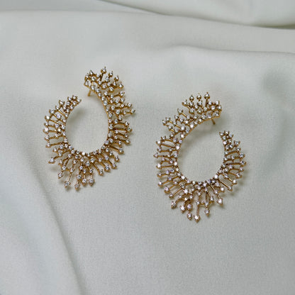 Brinco dourado, argola frontal, cravejado
