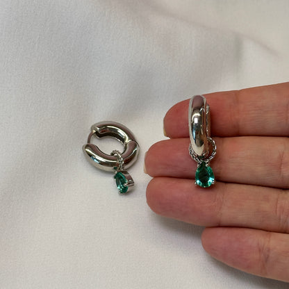 Brinco argola ródio pequena com pedra verde