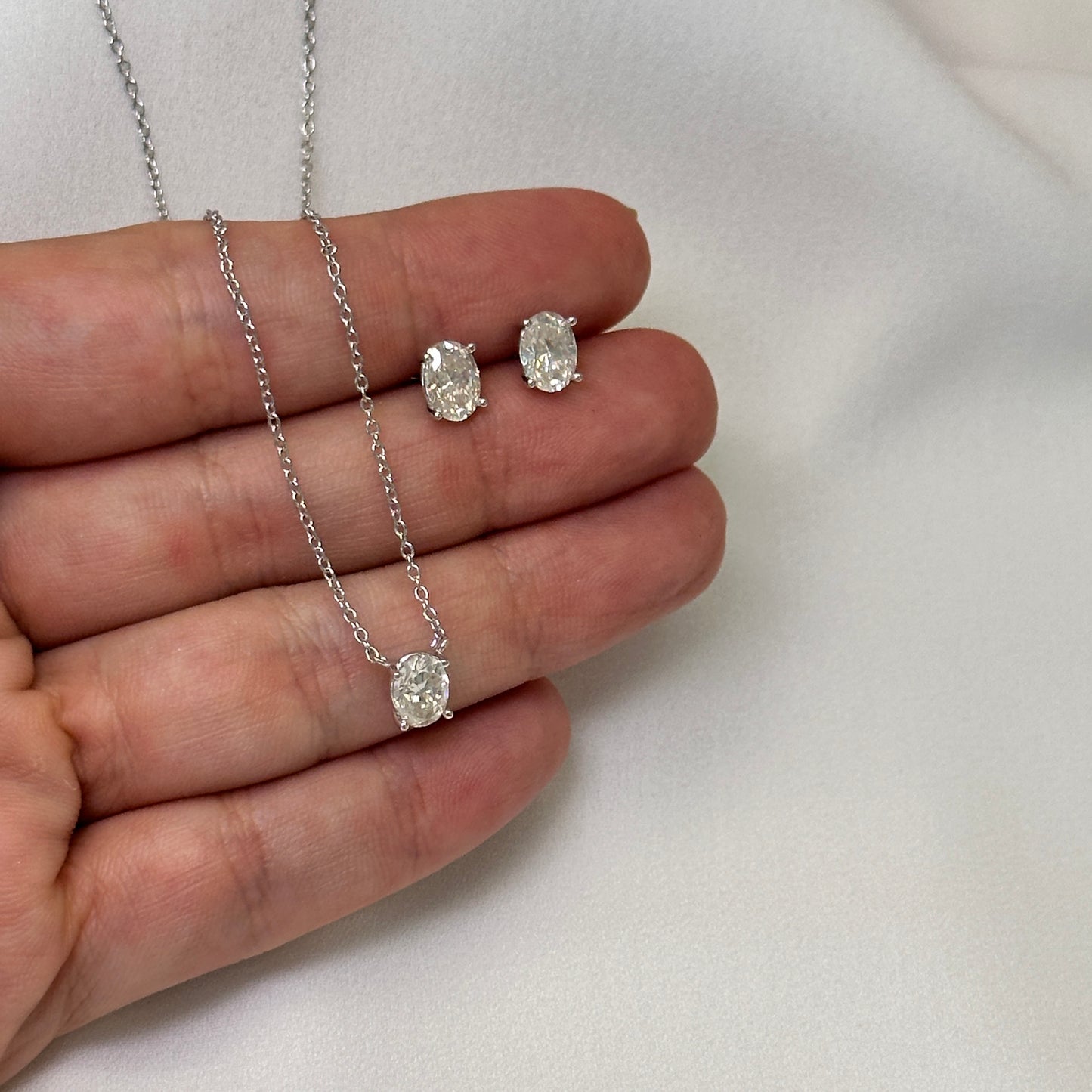 Brinco ponto de luz oval prata 925 com pedras Moissanite