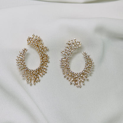 Brinco dourado, argola frontal, cravejado