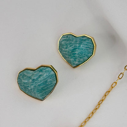 BRINCO AMOR PEDRA NATURAL AMAZONITA CORAÇÃO BANHO OURO 18K