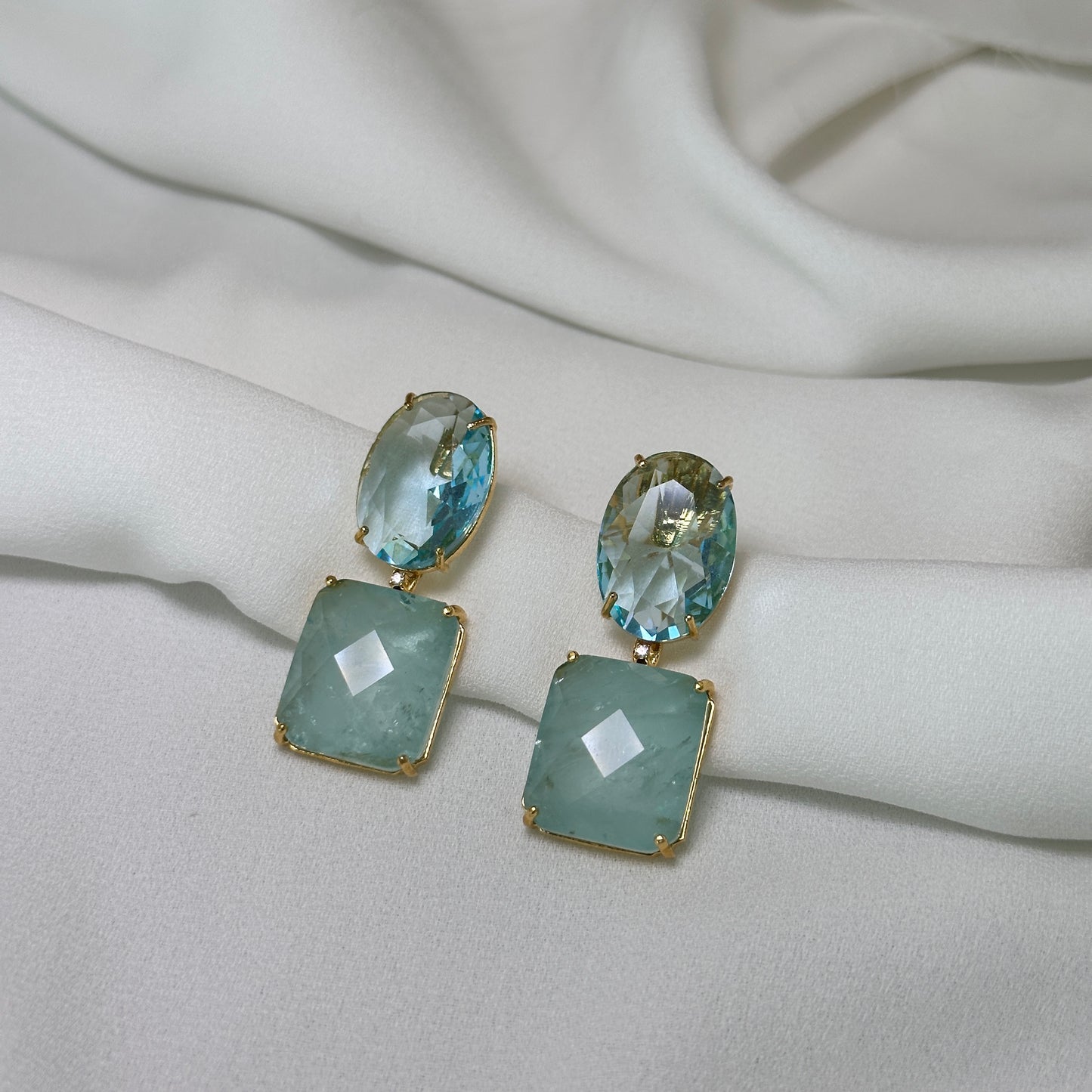 Brinco dourado com pedra fusion azul