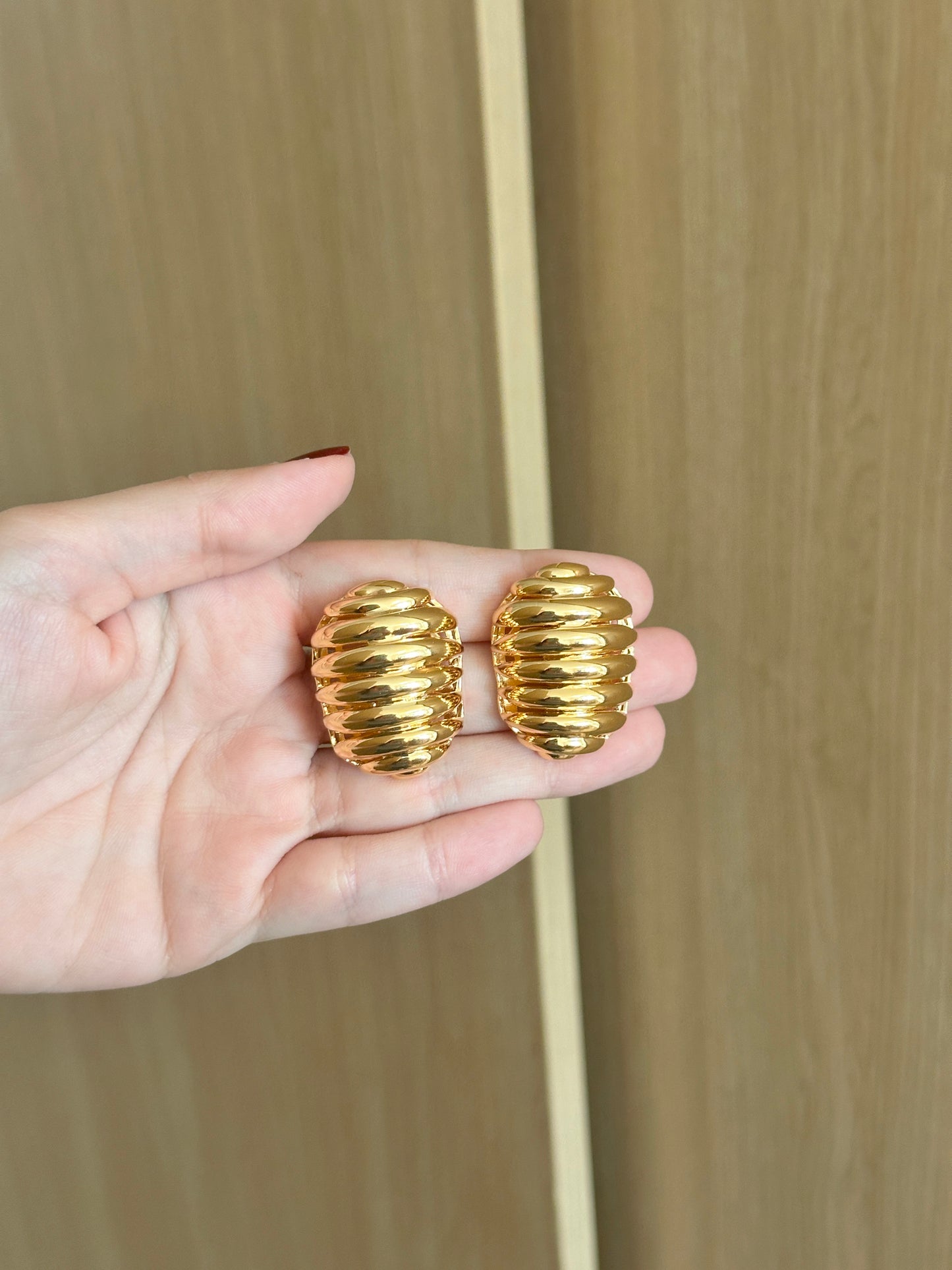 Brinco Bold Textura Dourado