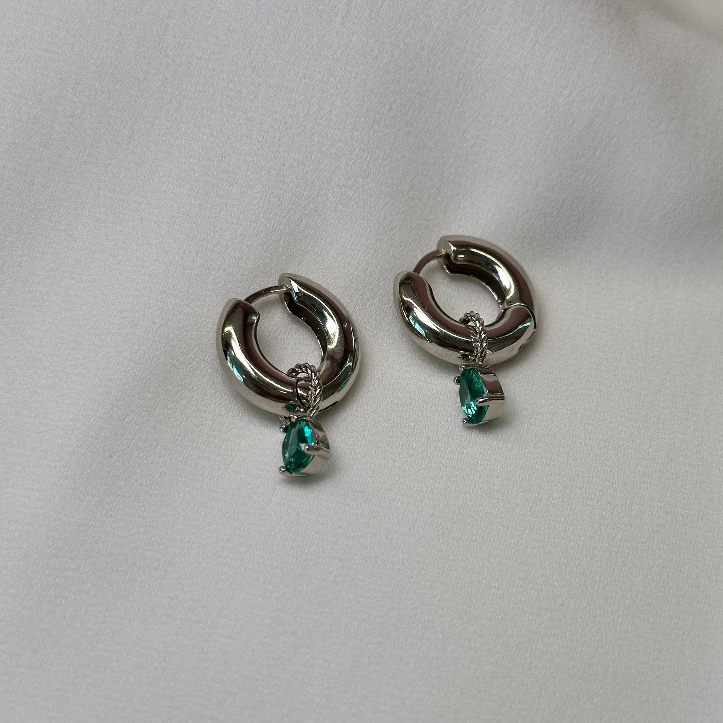 Brinco argola ródio pequena com pedra verde