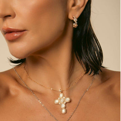COLAR CRUCIFIXO MADREPÉROLA DOURADO