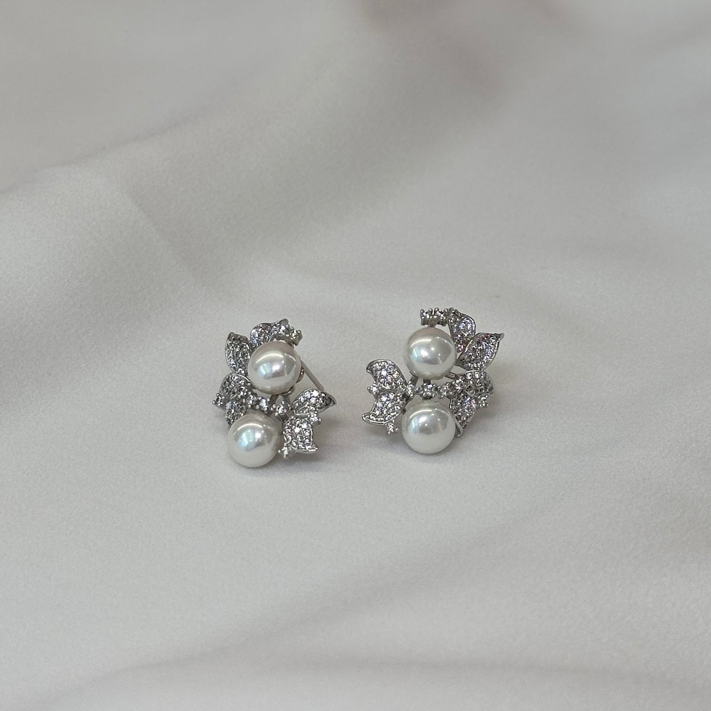 BRINCO FOLHAS CRAVEJADAS E PÉROLAS R