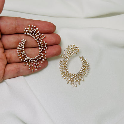 Brinco dourado, argola frontal, cravejado