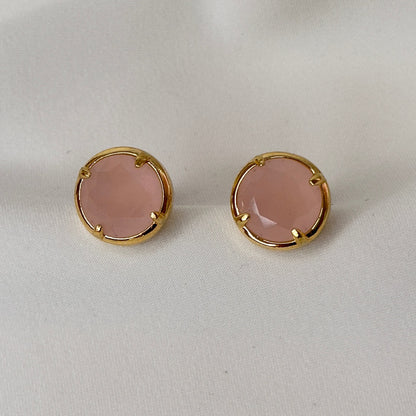 BRINCO LICYIN REDONDO COM PEDRA NATURAL LEITOSA ROSA CLARO