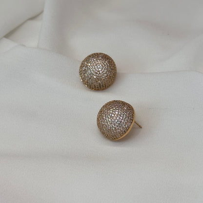 Brinco semi esfera dourado cravejado com zircônias