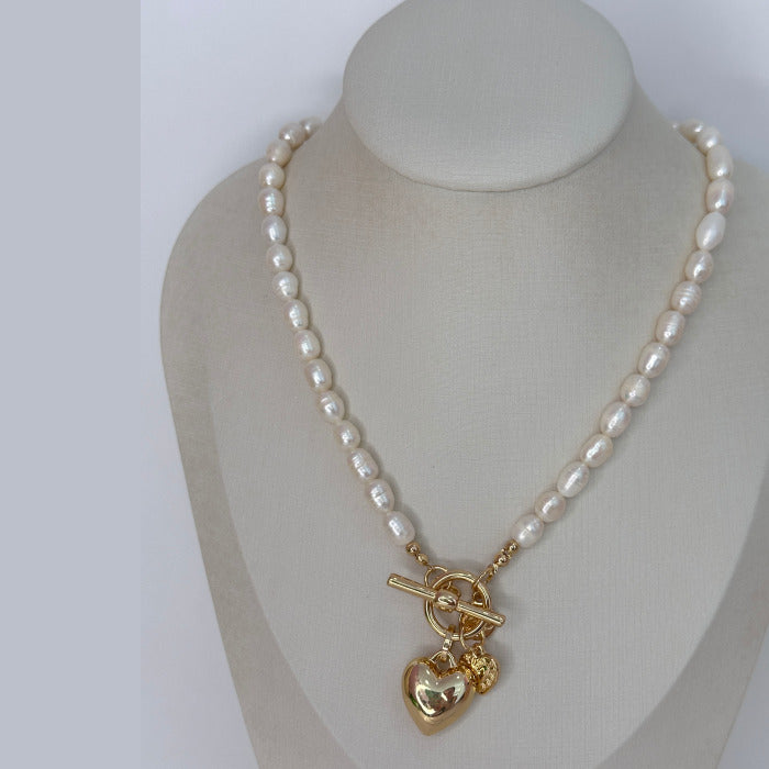 COLAR PEROLAS BARROCAS COM CORAÇÃO E FECHO BANHADO A OURO 18K