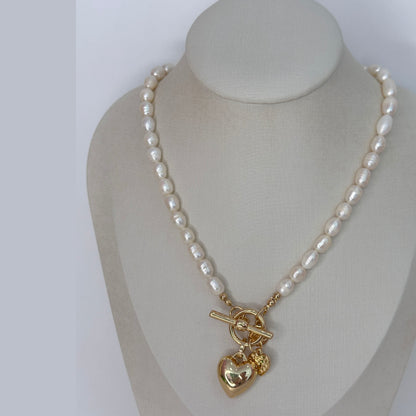 COLAR PEROLAS BARROCAS COM CORAÇÃO E FECHO BANHADO A OURO 18K