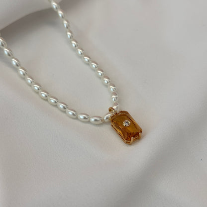 Colar dourado com pérolas, pingente citrino
