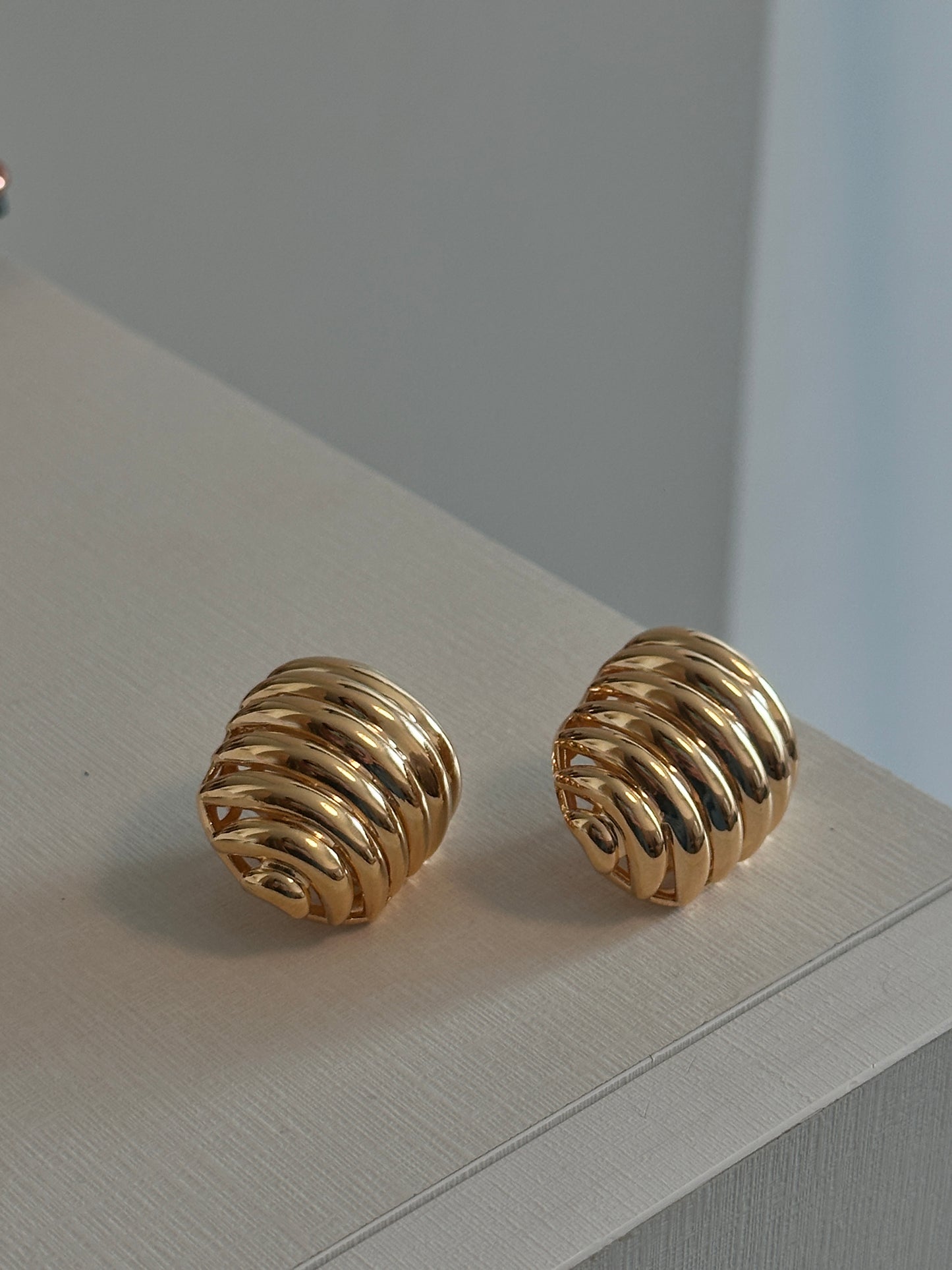 Brinco Bold Textura Dourado