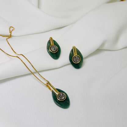 Conjunto dourado com quartzo verde e druza