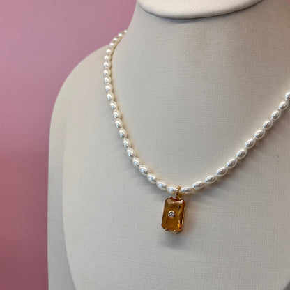 Colar dourado com pérolas, pingente citrino