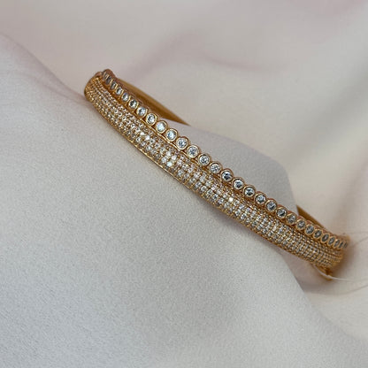 Bracelete dourado, cravejado