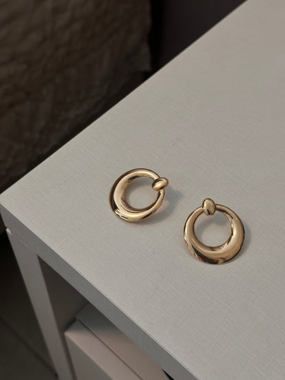 Brinco dourado argola frontal lisa