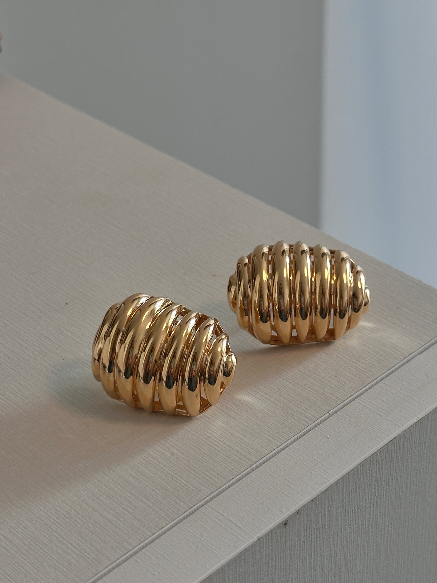 Brinco Bold Textura Dourado