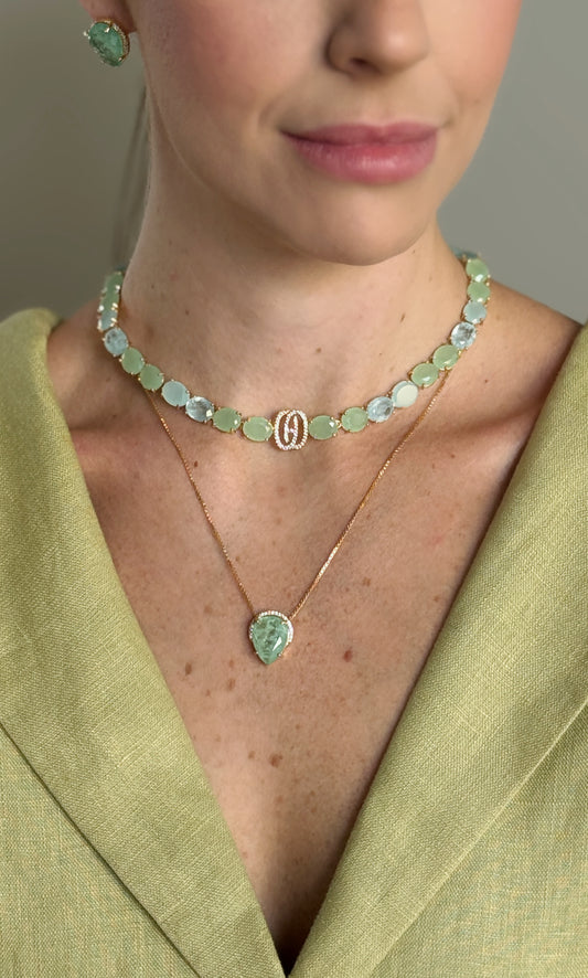 Colar com pedras fusion verde e azul